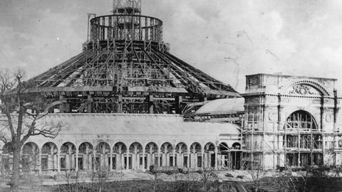 Schwarz-Weiß-Fotografie eines Bauwerks im Prozess, es ist die entstehende Rotunde in Wien.