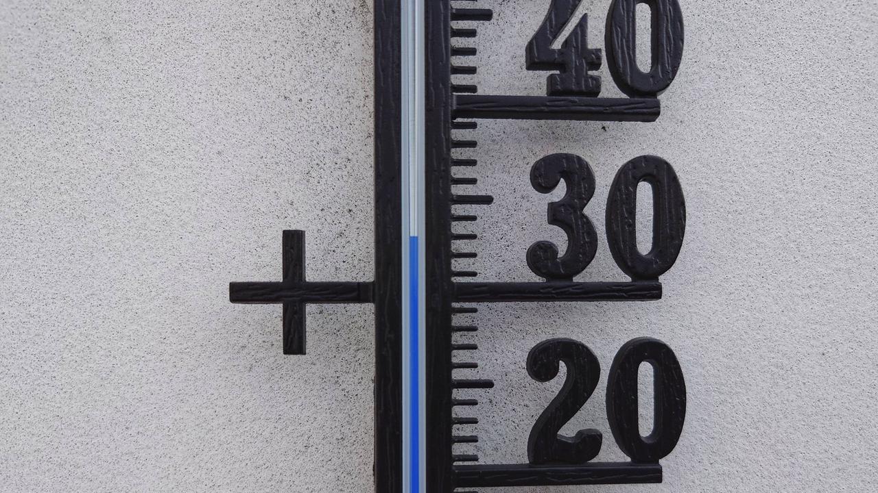 Ein Thermometer zeigt fast 35 Grad an im Juli 2023.