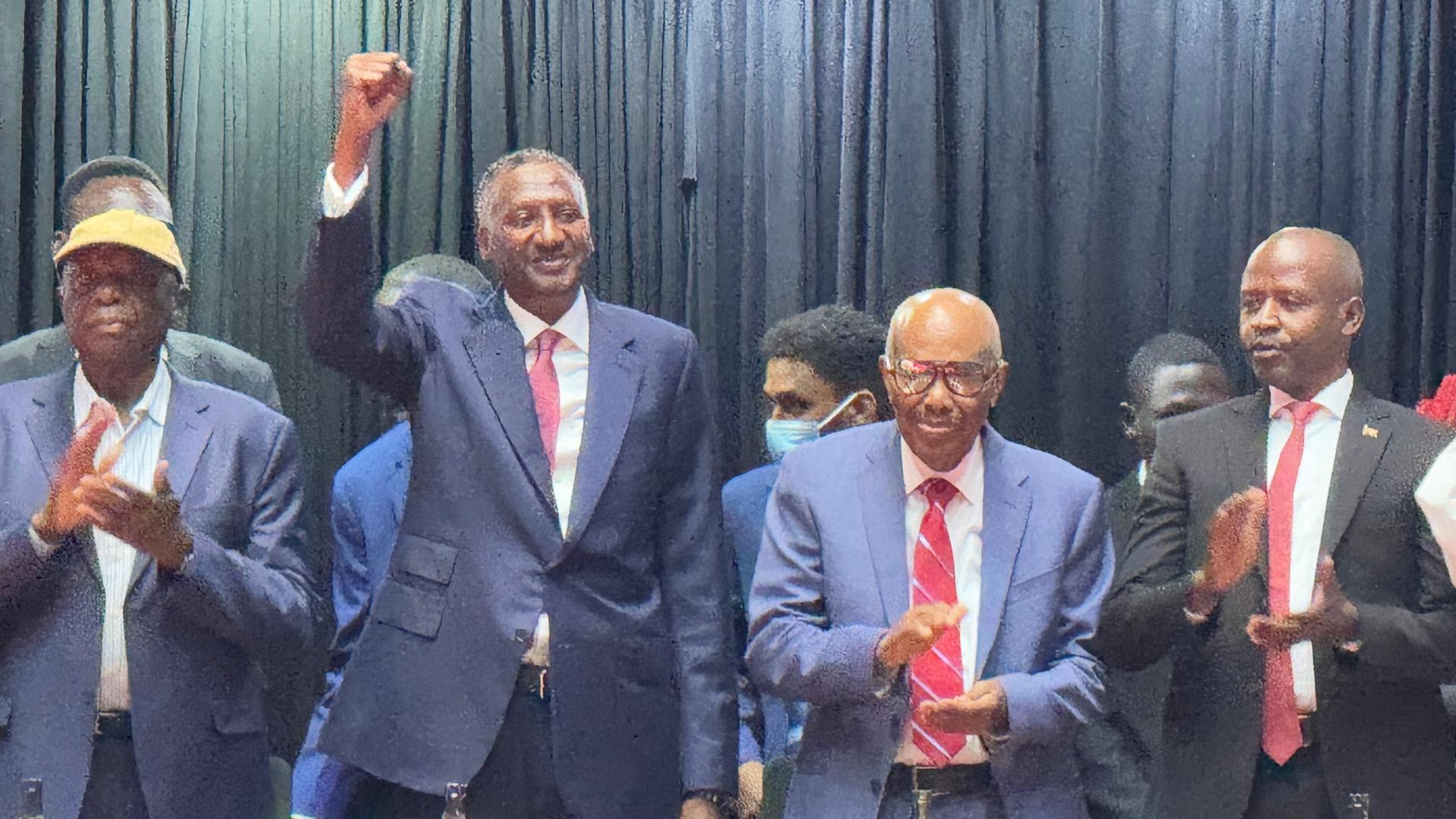 Abdelrahim Hamdan Daglo steht mit erhobener Faust zwischen politischen Vertretern aus den von der RSF gehaltenen Gebieten.