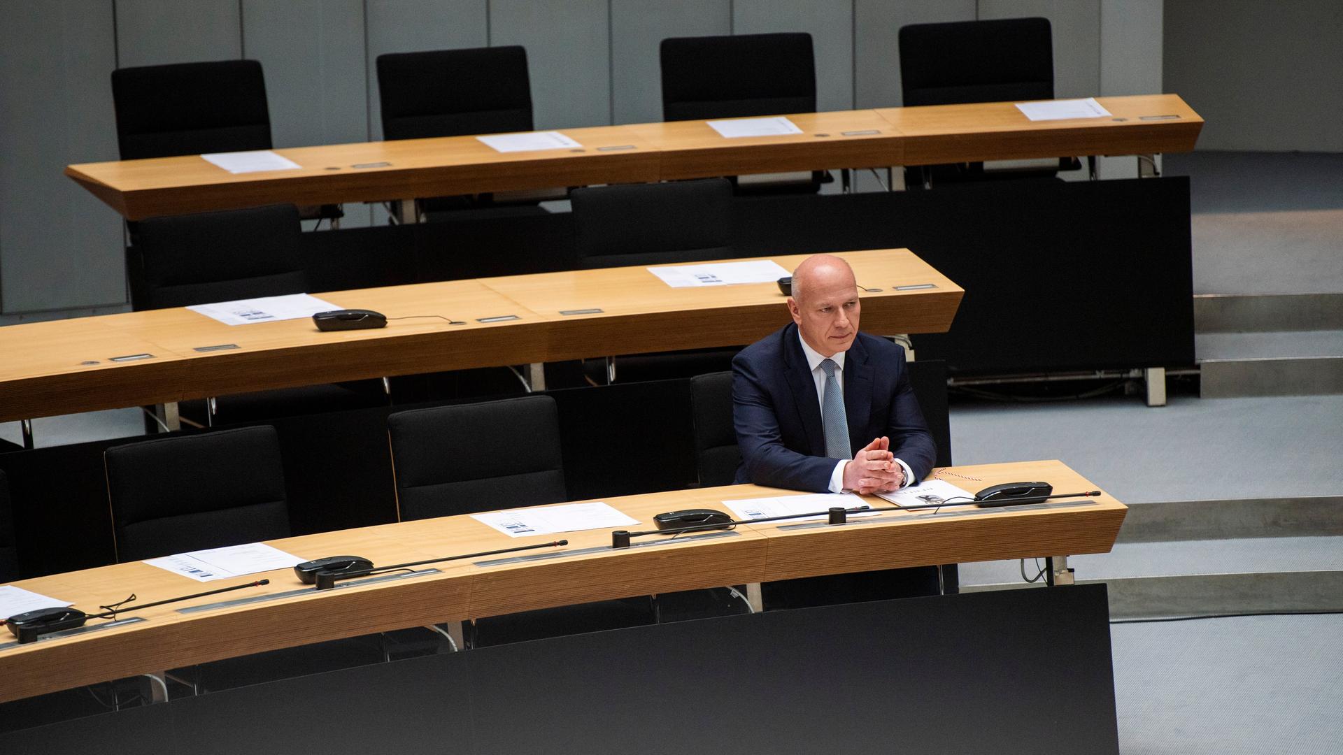 Kai Wegner (CDU), Berlins neuer Regierender Bürgermeister, sitzt im Berliner Abgeordnetenhaus auf dem Platz des Bürgermeisters. 
