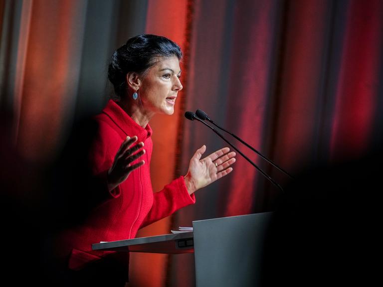 Sahra Wagenknecht, Parteivorsitzende, spricht beim Gründungsparteitag der neuen Wagenknecht-Partei, das "Bündnis Sahra Wagenknecht - für Vernunft und Gerechtigkeit". 