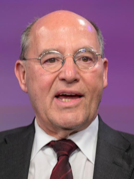 Linken-Politiker Gregor Gysi. Er schaut knapp an der Kamera vorbei, der Hintergrund ist violett. 