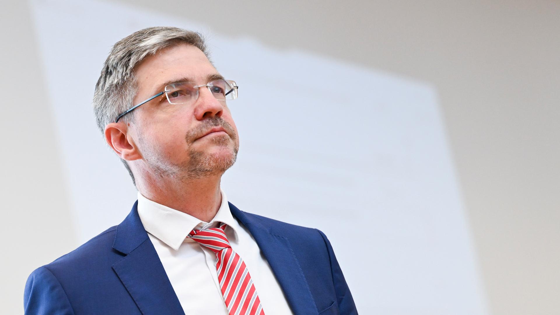 02.04.2025, Brandenburg, Potsdam: Oberbürgermeister Mike Schubert (SPD) kommt zur Sitzung der Potsdamer Stadtverordnetenversammlung mit einer Abstimmung über einen Abwahlantrag gegen ihn.