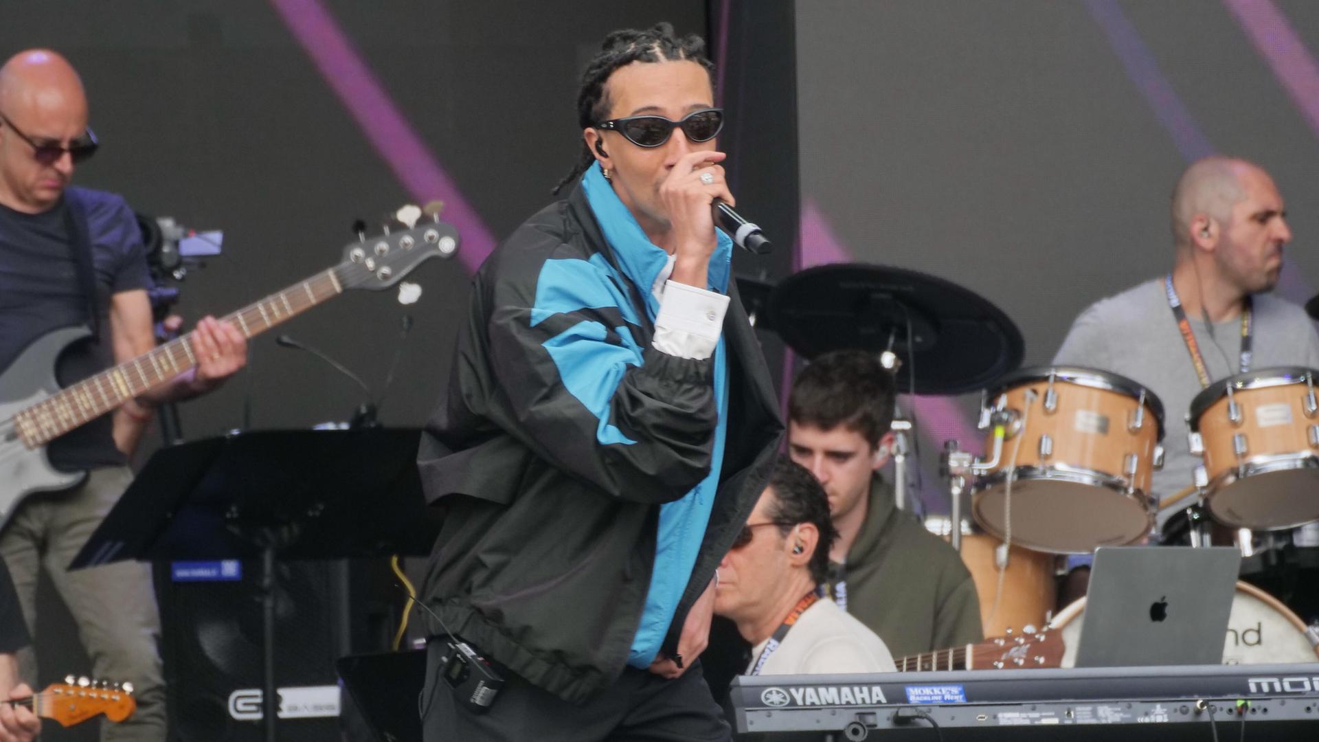 Der Rapper Ghali steht während einer Probe für ein Konzert auf einer Bühne. Der Rapper Ghali steht während einer Probe für ein Konzert auf einer Bühne.