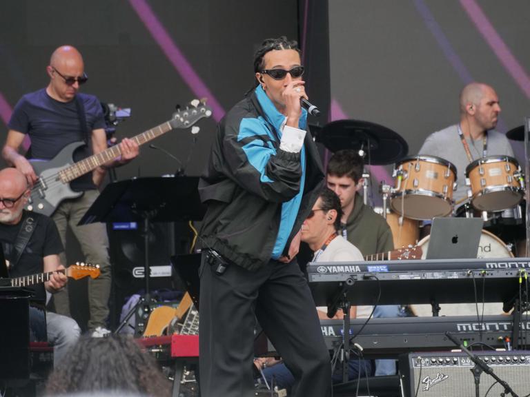 Der Rapper Ghali steht während einer Probe für ein Konzert auf einer Bühne.