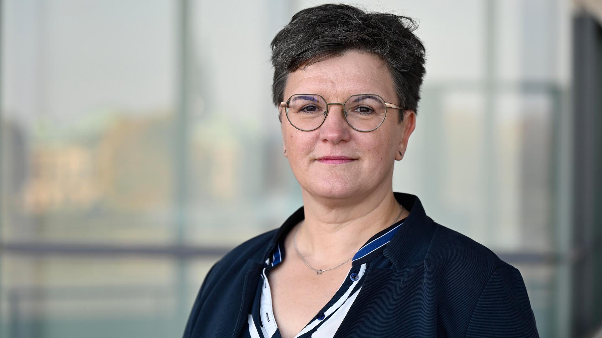 Nancy Janz, Sprecherin der Betroffenenvertretung des Beteiligungsforums Sexualisierte Gewalt, auf der 6. Tagung der 13. Synode der EKD am 08.11.2025 in Dresden.