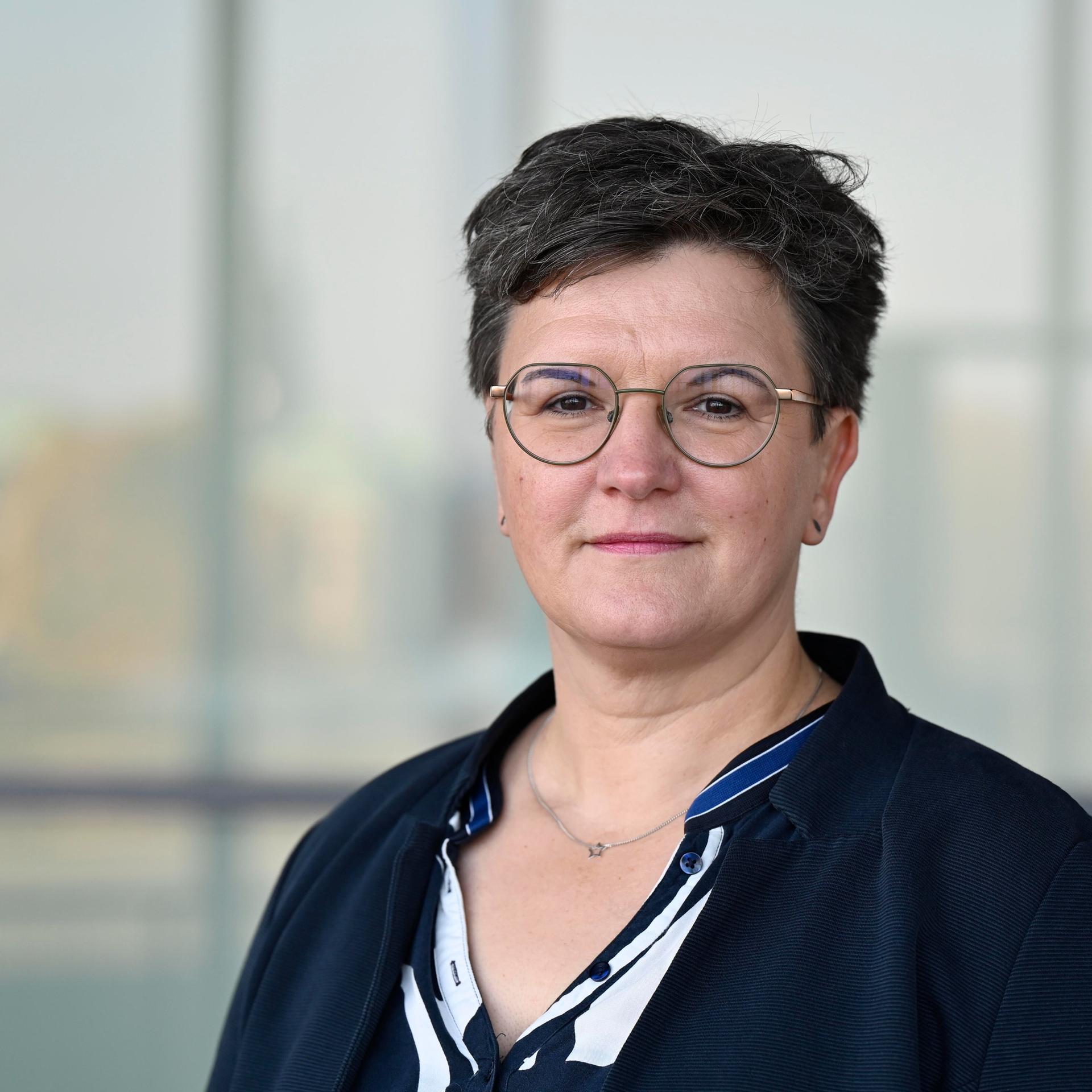 Nancy Janz, Sprecherin der Betroffenenvertretung des Beteiligungsforums Sexualisierte Gewalt, auf der 6. Tagung der 13. Synode der EKD am 08.11.2025 in Dresden.