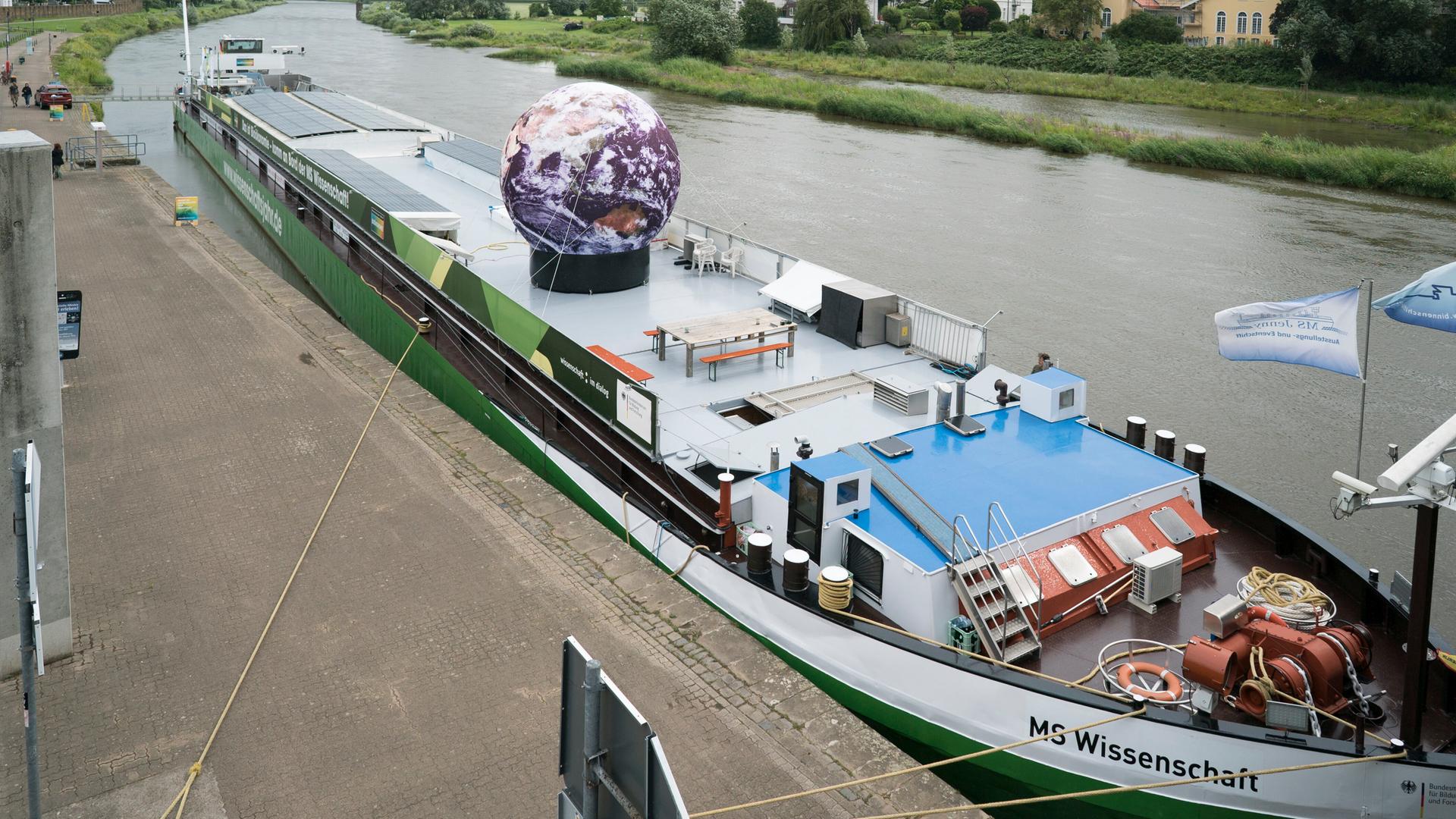 Bio-Ökonomie-Wander-Ausstellung auf dem umgebauten Binnenschiff MS Wissenschaft (ehemalige "Jenny" in Minden) Bio-Ökonomie-Wander-Ausstellung auf dem umgebauten Binnenschiff MS Wissenschaft (ehemalige "Jenny" in Minden)