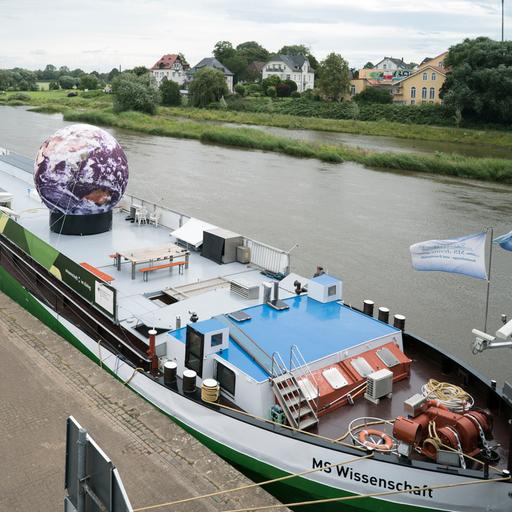 Bio-Ökonomie-Wander-Ausstellung auf dem umgebauten Binnenschiff MS Wissenschaft (ehemalige "Jenny" in Minden)