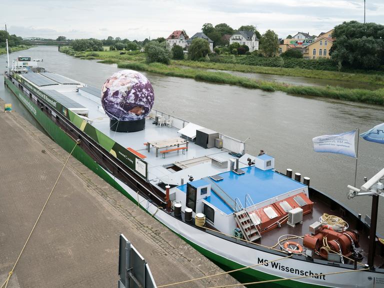 Bio-Ökonomie-Wander-Ausstellung auf dem umgebauten Binnenschiff MS Wissenschaft (ehemalige "Jenny" in Minden)