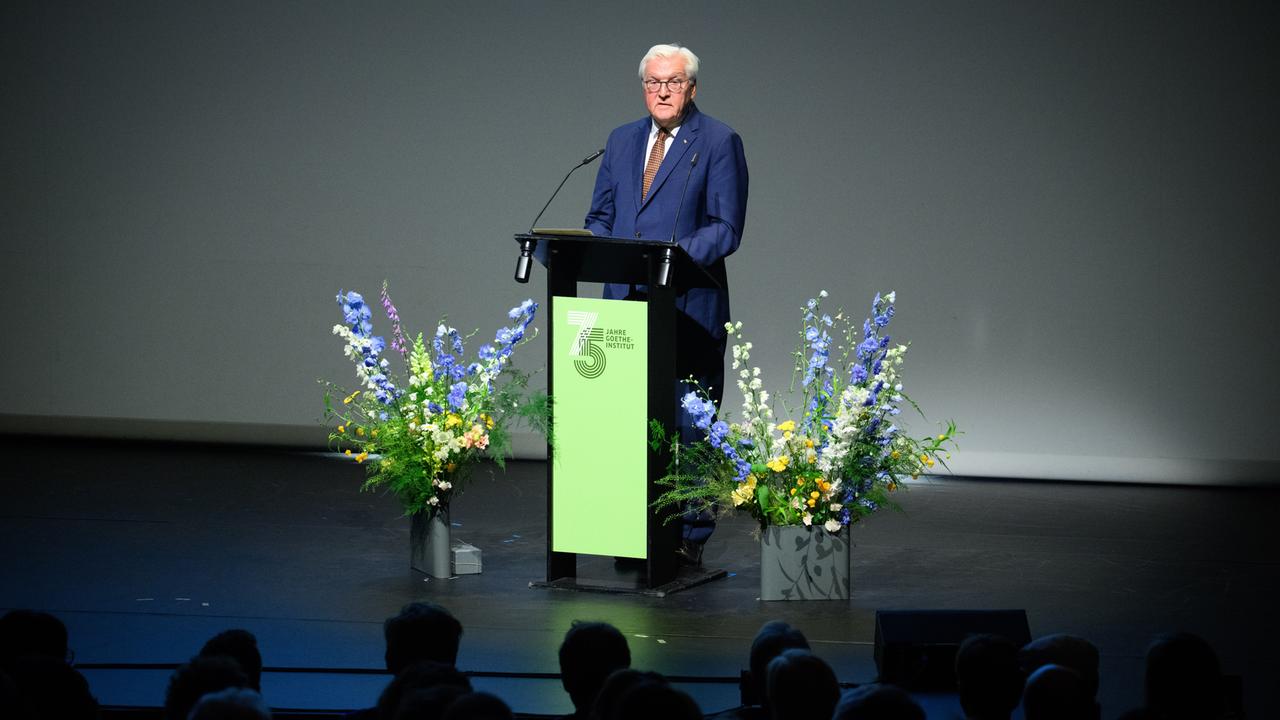 Bundespräsident Frank-Walter Steinmeier spricht bei der Festveranstaltung 75 Jahre Goethe-Institut unter dem Motto „Wir in der Welt” im Haus der Berliner Festspiele.