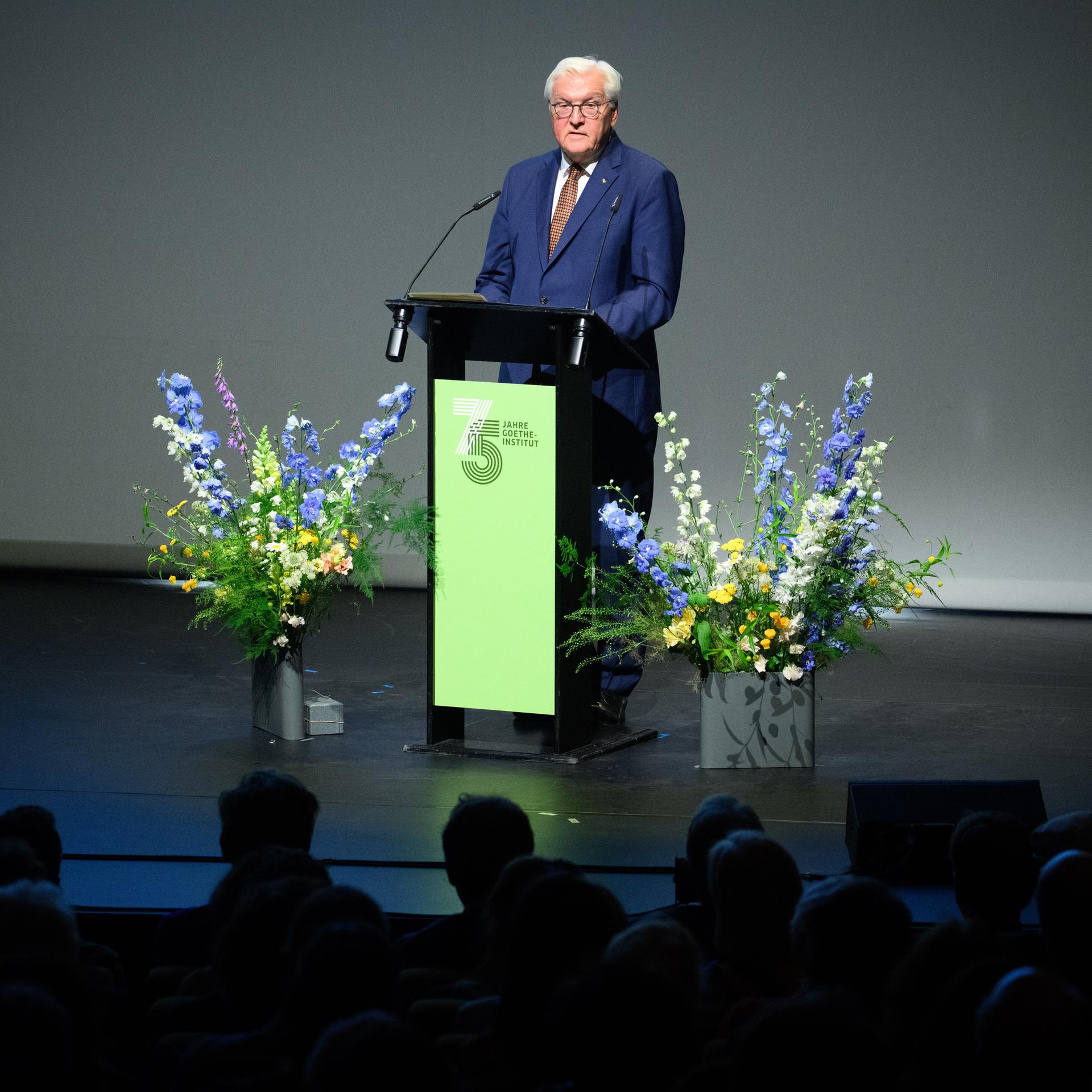 Bundespräsident Frank-Walter Steinmeier spricht bei der Festveranstaltung 75 Jahre Goethe-Institut unter dem Motto „Wir in der Welt” im Haus der Berliner Festspiele.