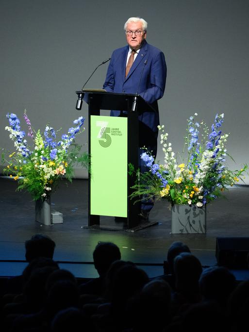 Bundespräsident Frank-Walter Steinmeier spricht bei der Festveranstaltung 75 Jahre Goethe-Institut unter dem Motto „Wir in der Welt” im Haus der Berliner Festspiele.