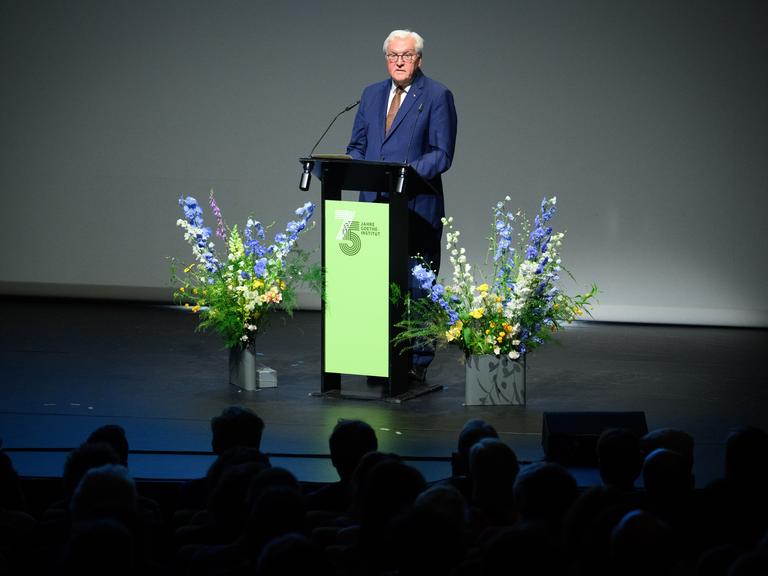 Bundespräsident Frank-Walter Steinmeier spricht bei der Festveranstaltung 75 Jahre Goethe-Institut unter dem Motto „Wir in der Welt” im Haus der Berliner Festspiele.