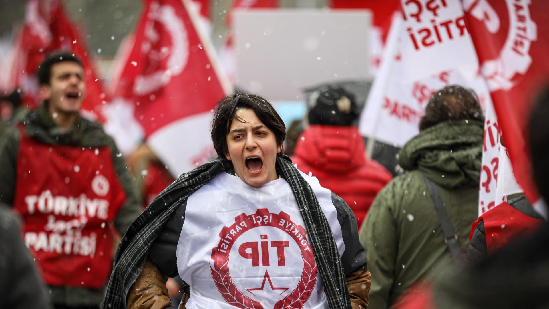 Eine Demonstrantin bei Protesten aufgrund von Inflation und Wirtschaftskrise in der Türkei Eine Demonstrantin bei Protesten aufgrund von Inflation und Wirtschaftskrise in der Türkei