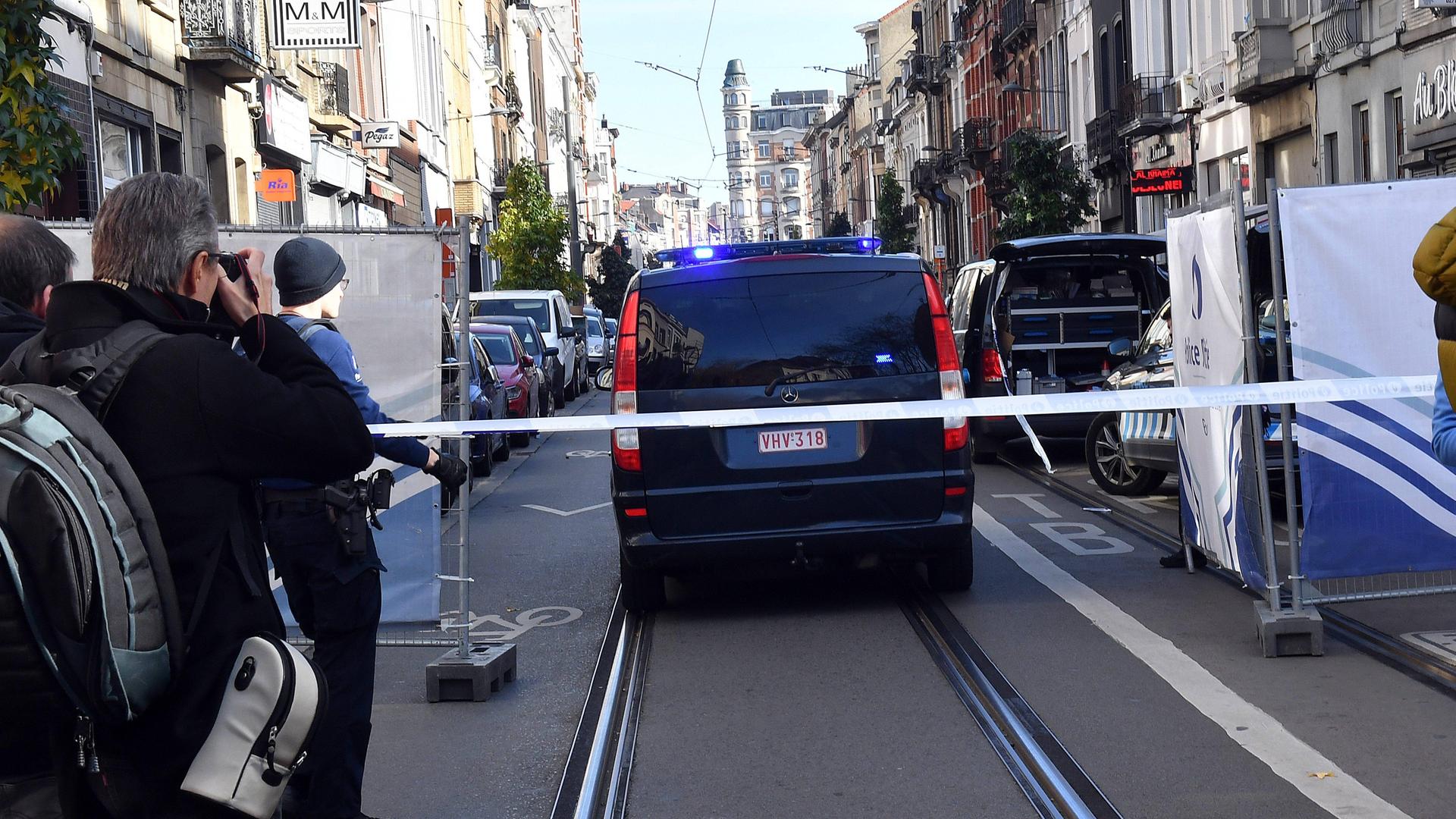 Abgesperrte Straße in Brüssel, in dem sich ein Café befindet, in dem die Polizei den mutmaßlichen Attentäter angeschossen hat.