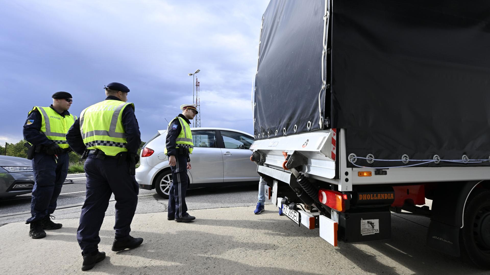 Österreich, Berg: Polizisten kontrollieren einen Lastwagen und Autofahrer am Grenzübergang Berg. Österreich führt in Absprache mit Tschechien und Polen Kontrollen an der Grenze zur Slowakei ein. Österreich, Berg: Polizisten kontrollieren einen Lastwagen und Autofahrer am Grenzübergang Berg. Österreich führt in Absprache mit Tschechien und Polen Kontrollen an der Grenze zur Slowakei ein.