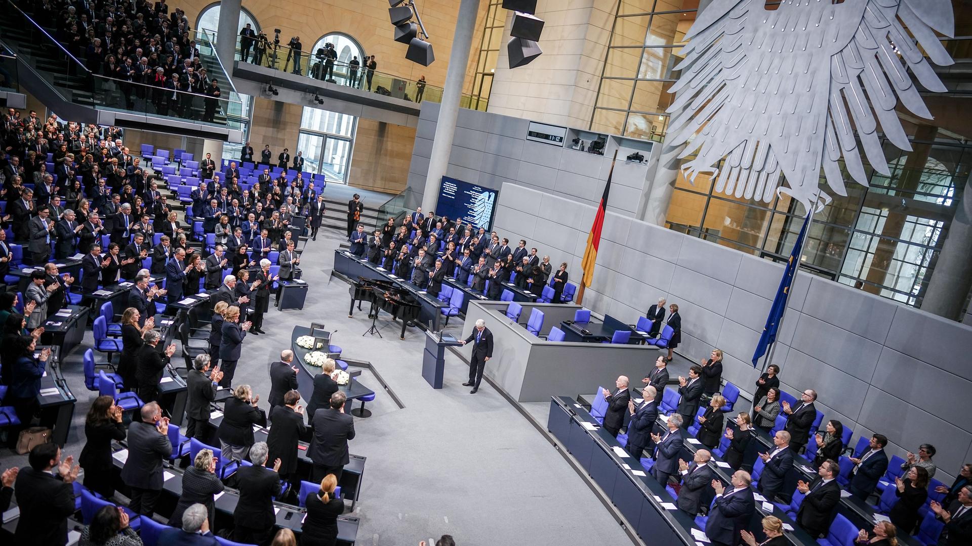 Berlin: Der Bundestag mit seinem Abgeordneten und Ministern erhebt sich für Marcel Reif bei der Gedenkstunde des Deutschen Bundestages zum Tag des Gedenkens an die Opfer des Nationalsozialismus. Reif spricht für die sogenannte zweite Holocaust-Generation. 