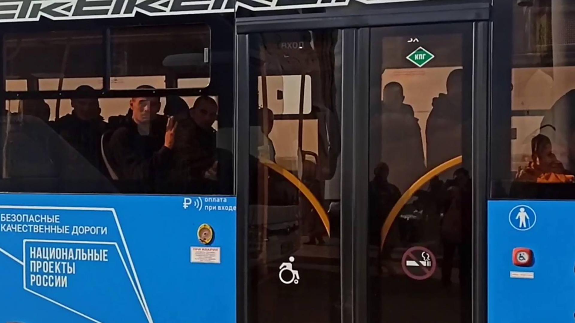 Russische Soldaten in einem blauen Bus nach einen Gefangenenaustuasch mit der Ukraine.