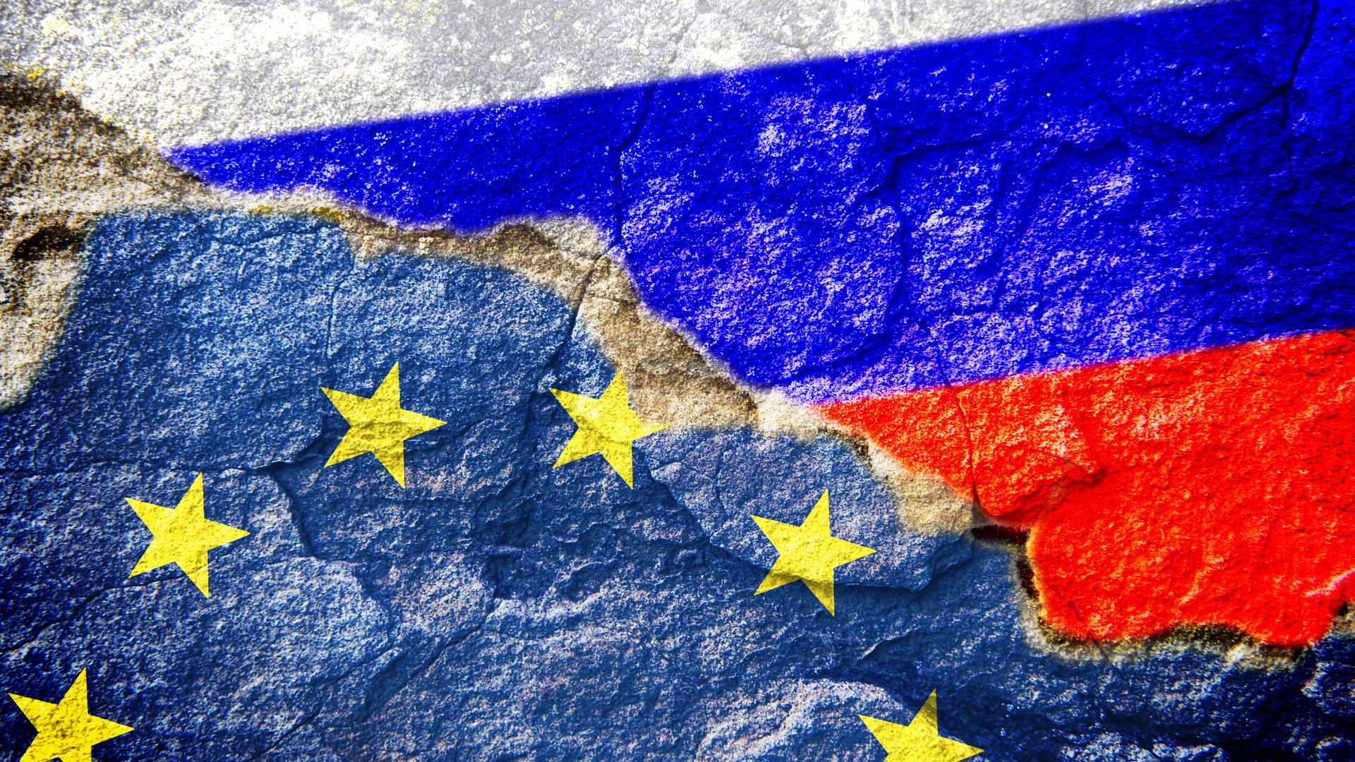 Fahnen von EU und Russland mit Riss