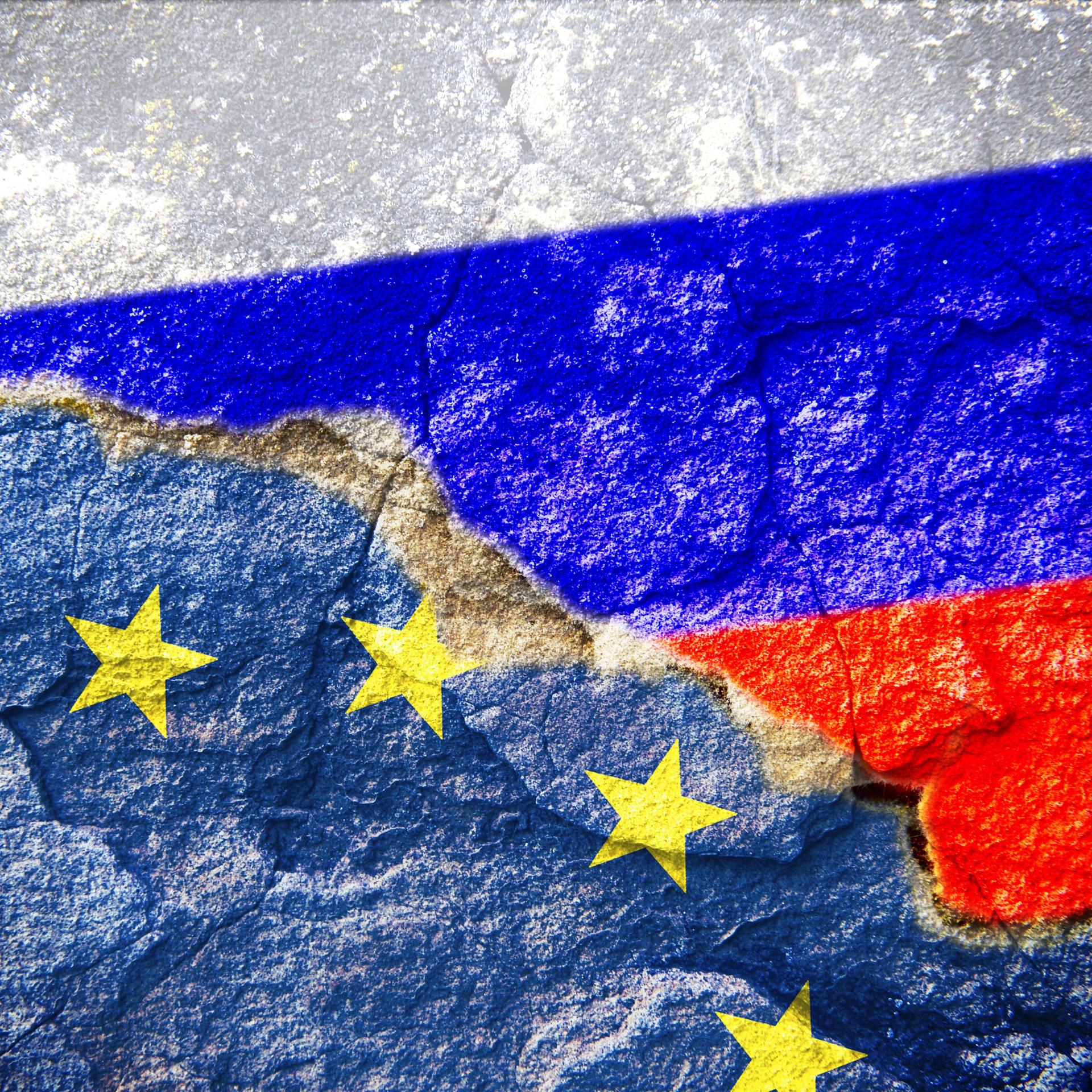 Fahnen von EU und Russland mit Riss