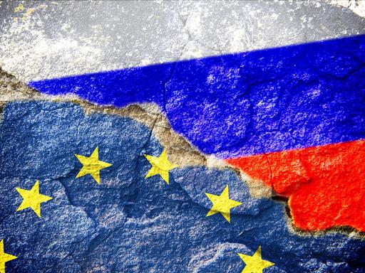 Fahnen von EU und Russland mit Riss