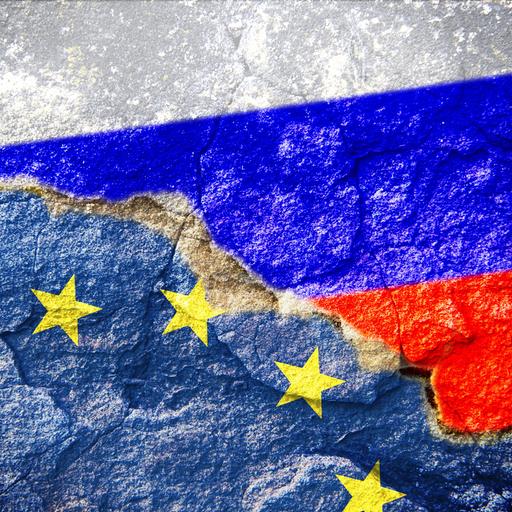 Fahnen von EU und Russland mit Riss