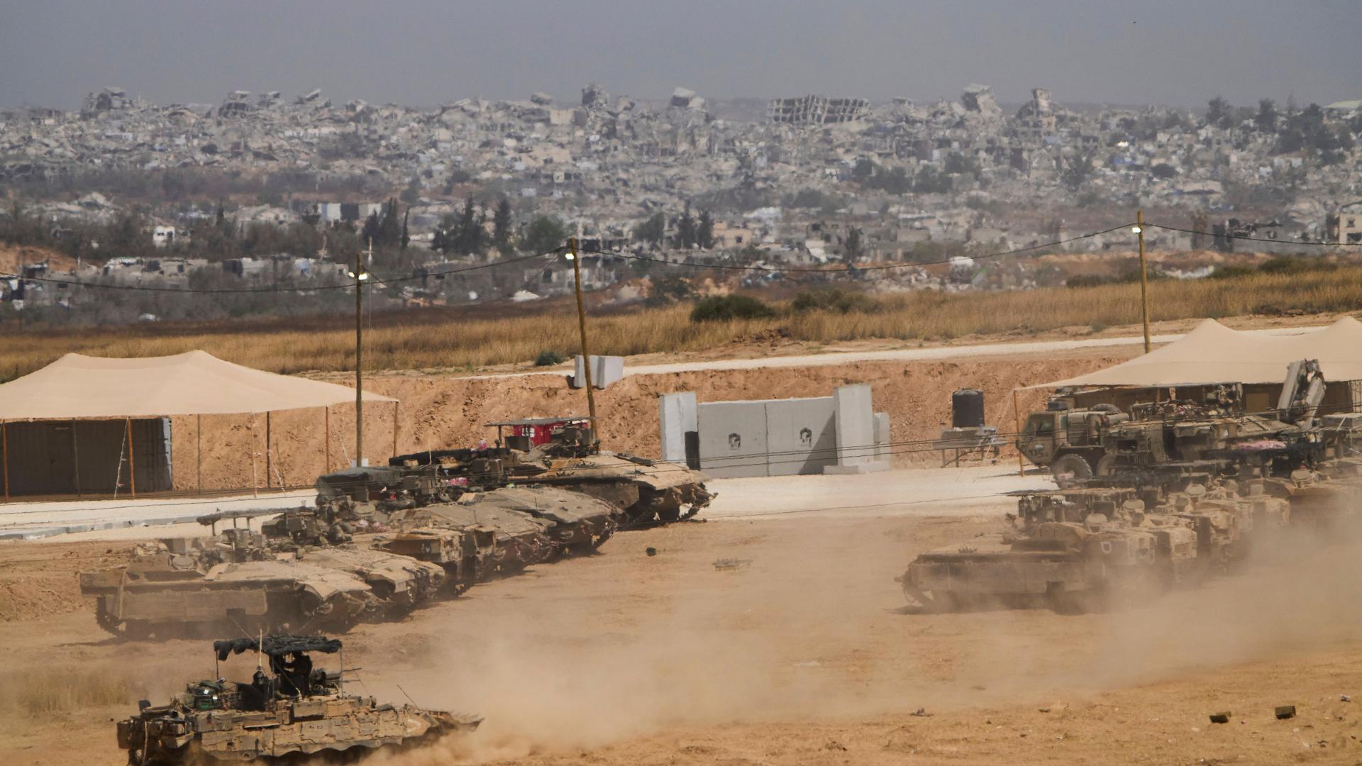 Gepanzerte Fahrzeuge stehen im Süden Israels vor der Grenze zum Gazastreifen. Aufnahme vom 26. Mai 2025.