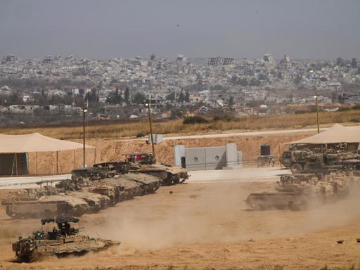 Gepanzerte Fahrzeuge stehen im Süden Israels vor der Grenze zum Gazastreifen. Aufnahme vom 26. Mai 2025.