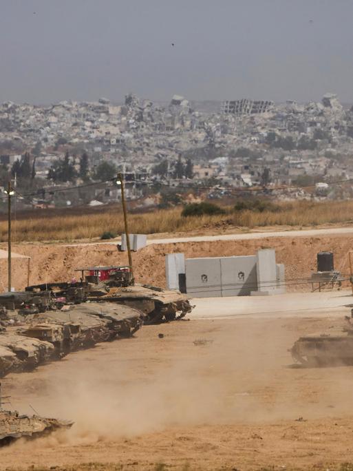 Gepanzerte Fahrzeuge stehen im Süden Israels vor der Grenze zum Gazastreifen. Aufnahme vom 26. Mai 2025.