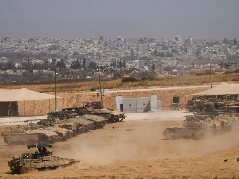 Gepanzerte Fahrzeuge stehen im Süden Israels vor der Grenze zum Gazastreifen. Aufnahme vom 26. Mai 2025.