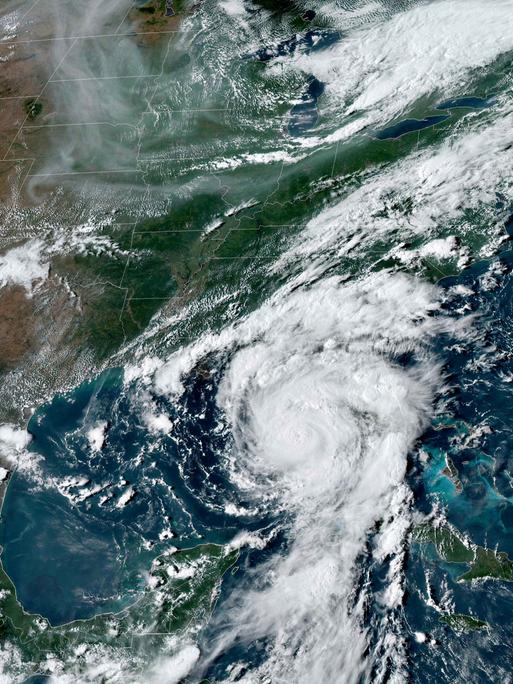 Satellitenn-Aufnahme des Wirbelsturms Idalia und des Hurricans Franklin über dem Atlantik