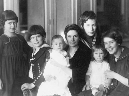Monika Mann (links) um 1925 mit ihrer Mutter Katia (Mitte) und ihren Geschwistern Golo, Michael, Klaus, Erika und Elisabeth