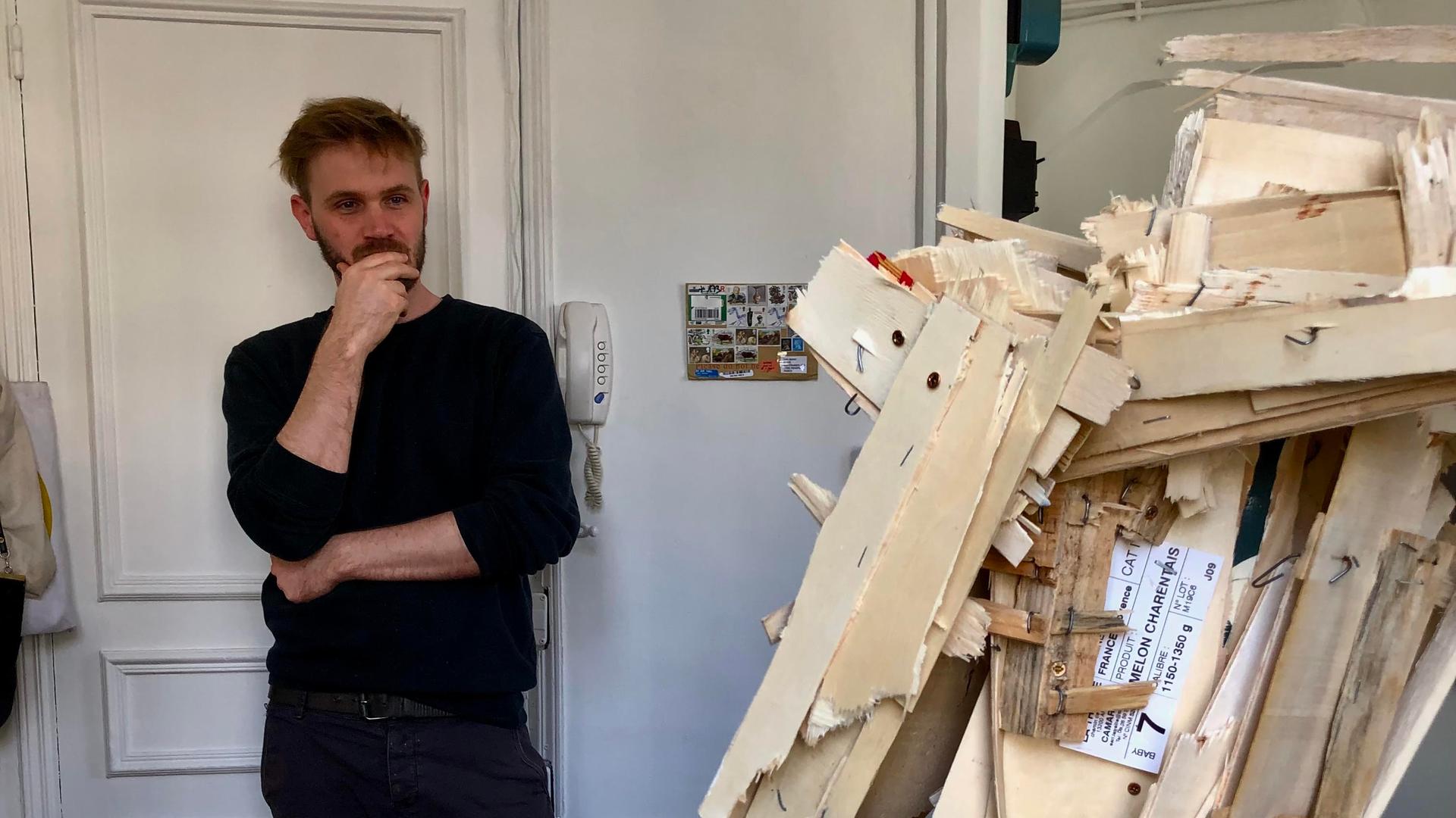 Der Maler Felix Becker in seinem Atelier, er betrachtet eine seiner Skulpturen. Der Maler Felix Becker in seinem Atelier, er betrachtet eine seiner Skulpturen.