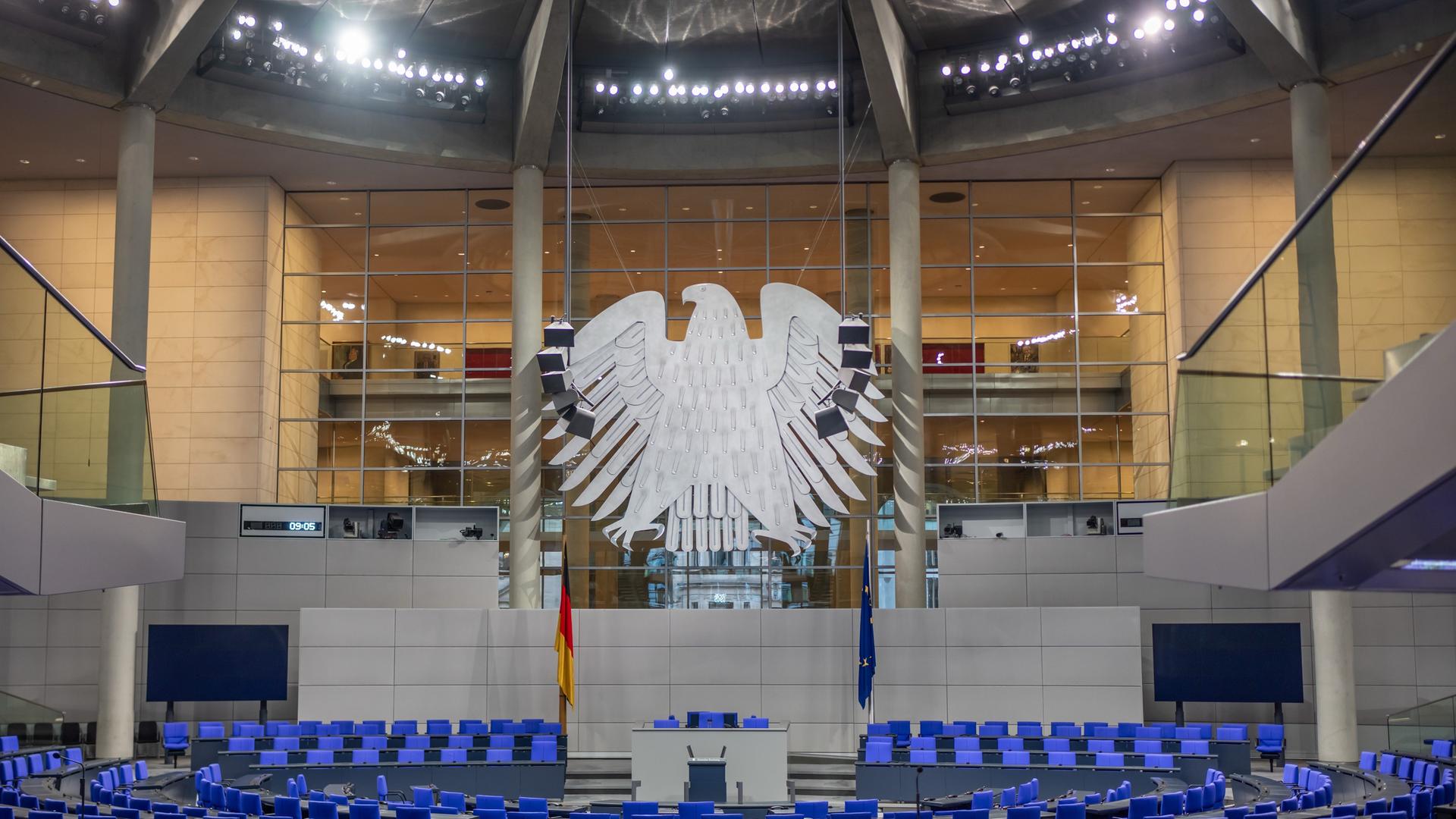 Blick in den leeren Plenarsaal im Bundestag vor der Vertrauensfrage durch Bundeskanzler Scholz. 