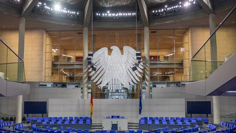 Blick in den leeren Plenarsaal im Bundestag 
