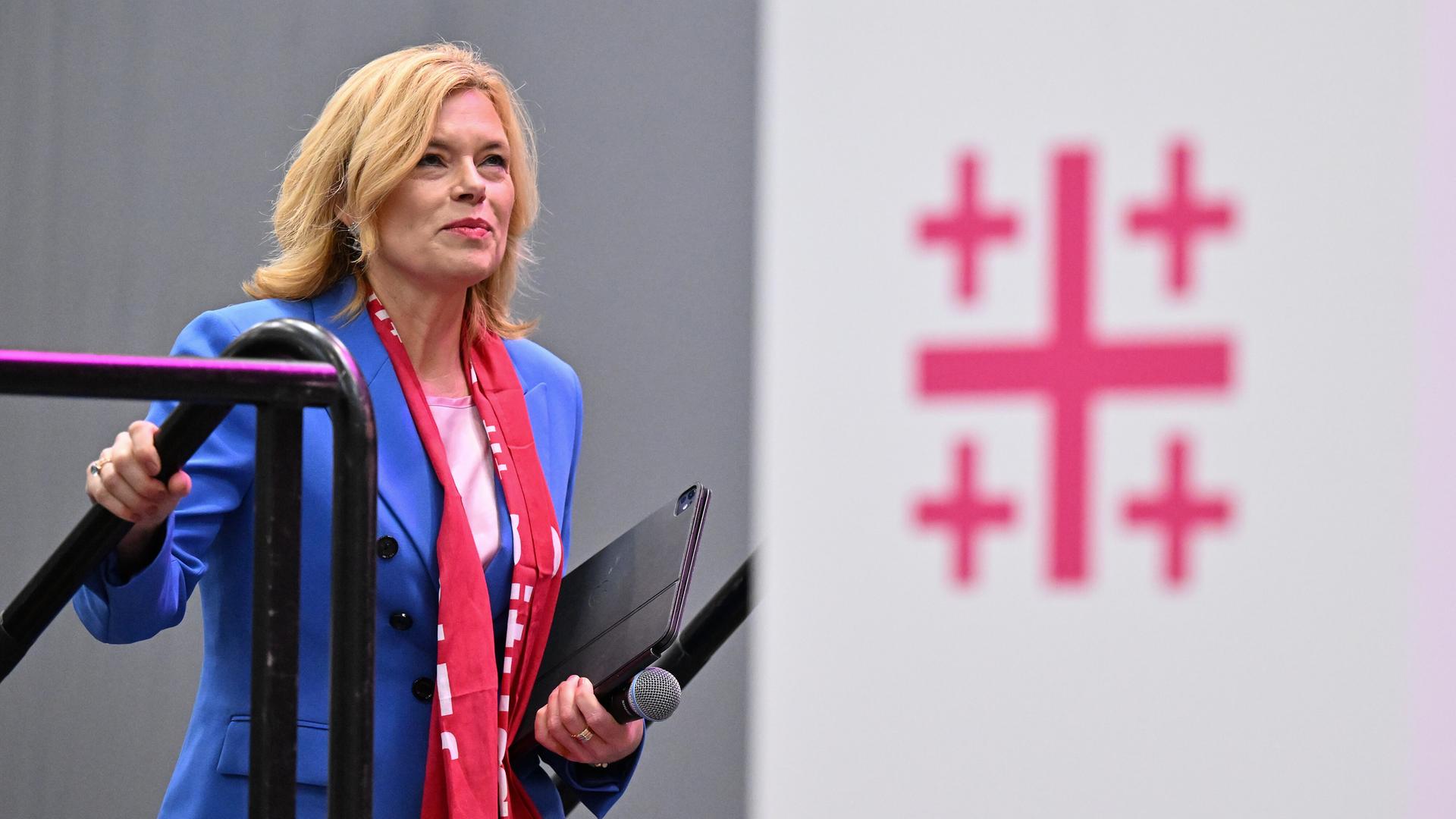 Bundestagspräsidentin Julia Klöckner (CDU) kommt beim Deutschen Evangelischen Kirchentag 2025 zu einem Vortrag 