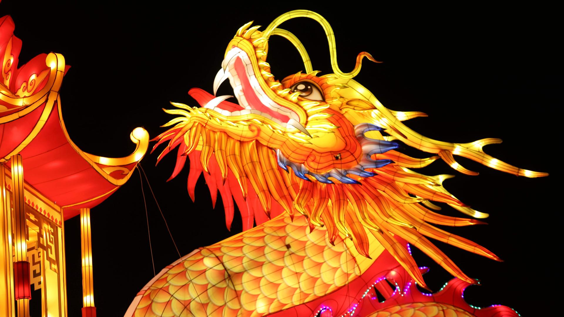 Eine Laterne in der Form von einem Drachen in China 