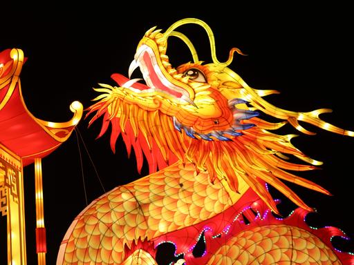 Zum Jahr des Drachen: Eine Laterne in Drachenform in Chengde in China