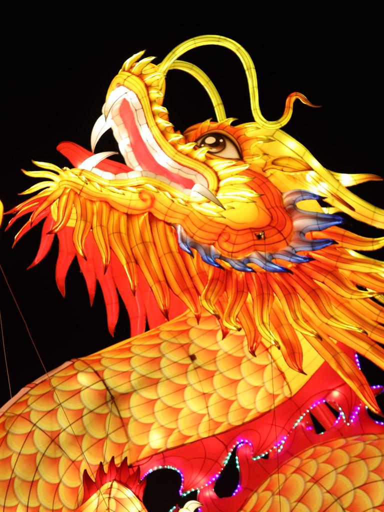 Zum Jahr des Drachen: Eine Laterne in Drachenform in Chengde in China