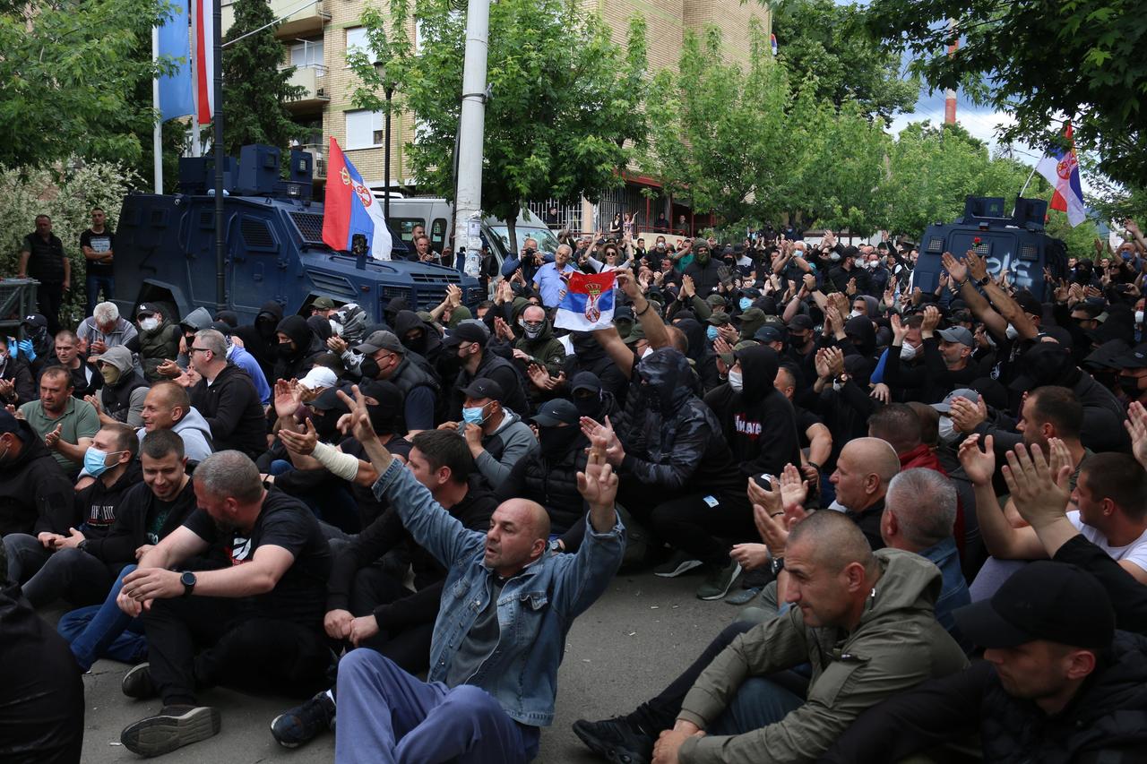 Kosovarische Serben versammeln sich vor einem öffentlichen gebäude in Zvecan und halten serbische Fahnen hoch. 