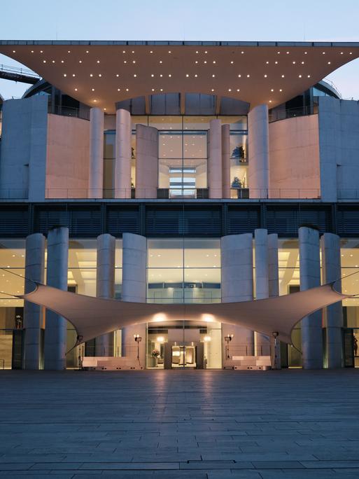 Bundeskanzleramt am Abend. Berlin, 25.08.2025 