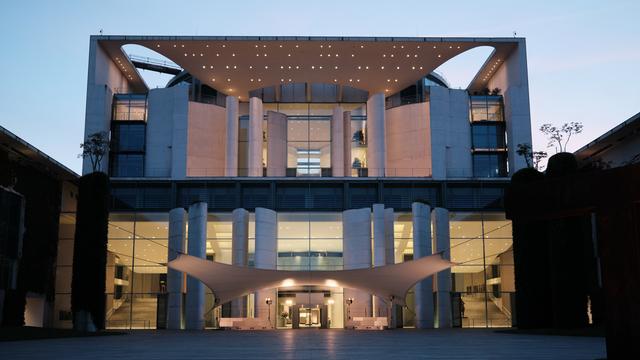 Bundeskanzleramt am Abend. Berlin, 25.08.2025 