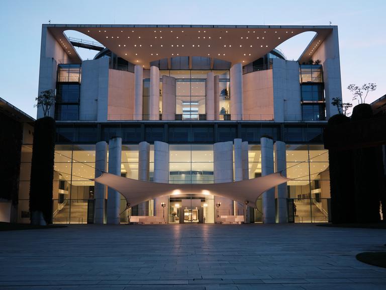 Bundeskanzleramt am Abend. Berlin, 25.08.2025 
