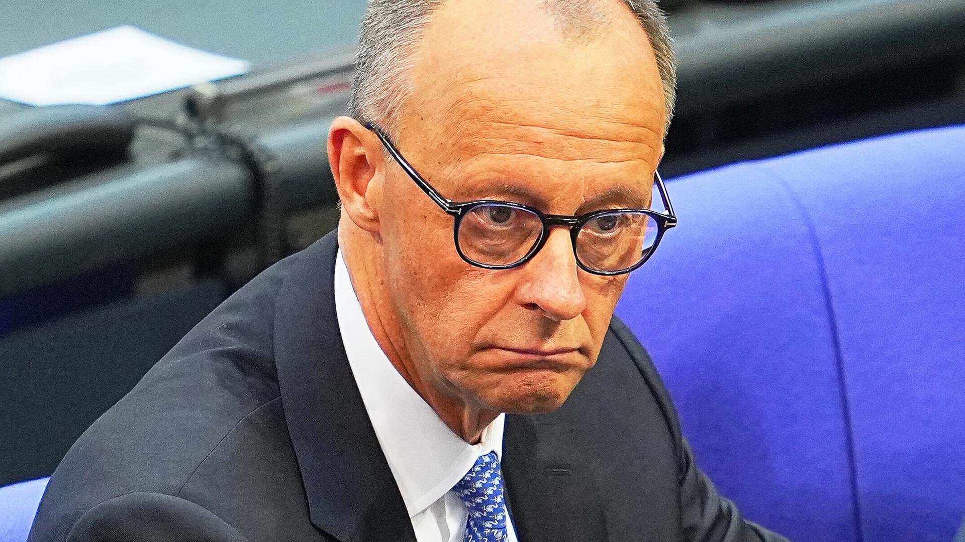Der designierte Bundeskanzler Friedrich Merz (CDU) schaut enttäuscht, nachdem er bei der Kanzlerwahl im Bundestag nicht die notwendige Mehrheit erhalten hat. Der designierte Bundeskanzler Friedrich Merz (CDU) schaut enttäuscht, nachdem er bei der Kanzlerwahl im Bundestag nicht die notwendige Mehrheit erhalten hat.