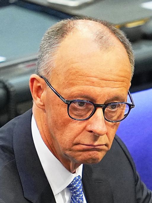 Der designierte Bundeskanzler Friedrich Merz (CDU) schaut enttäuscht, nachdem er bei der Kanzlerwahl im Bundestag nicht die notwendige Mehrheit erhalten hat.