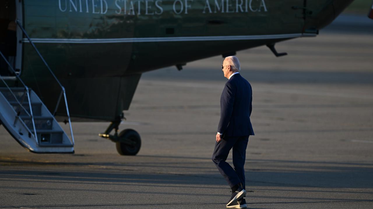 US-Präsident Joe Biden in blauem Anzug auf dem Weg in eine US-Luftmaschine. Er wird von schräg hinten gezeigt und aus größerer Ferne.