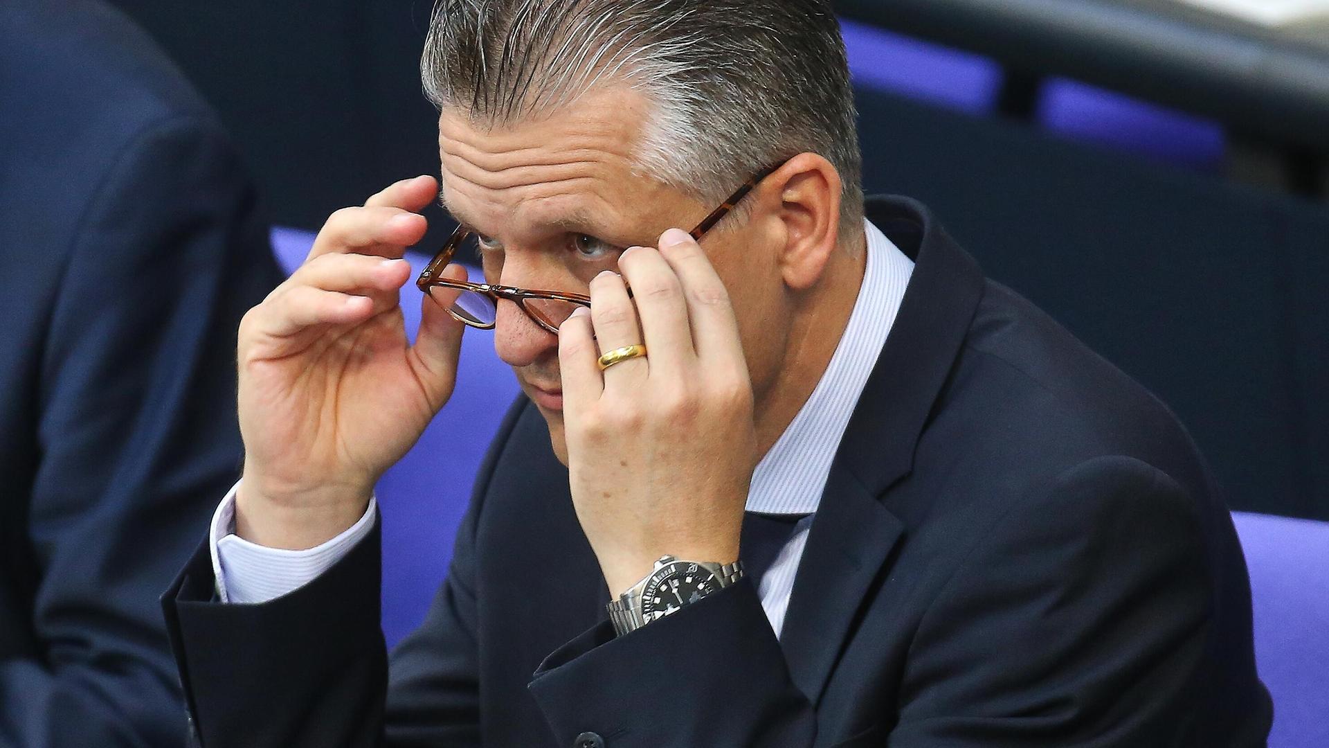 Thorsten Frei, CDU, sitzt im Plenum des Deutschen Bundestags und nimmt seine Brille ab. Thorsten Frei, CDU, sitzt im Plenum des Deutschen Bundestags und nimmt seine Brille ab.