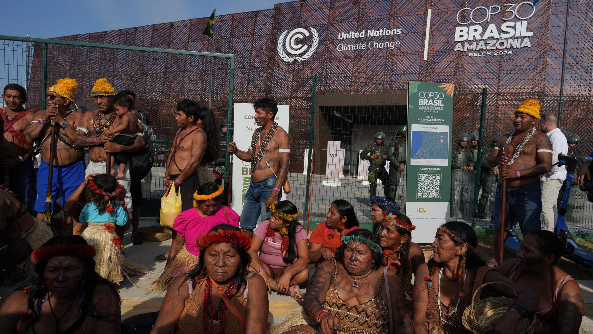 Vorwiegen Angehörige der indigenen Völker blockieren den Eingang des COP30-Gebäudes in Belem in Brasilien.
