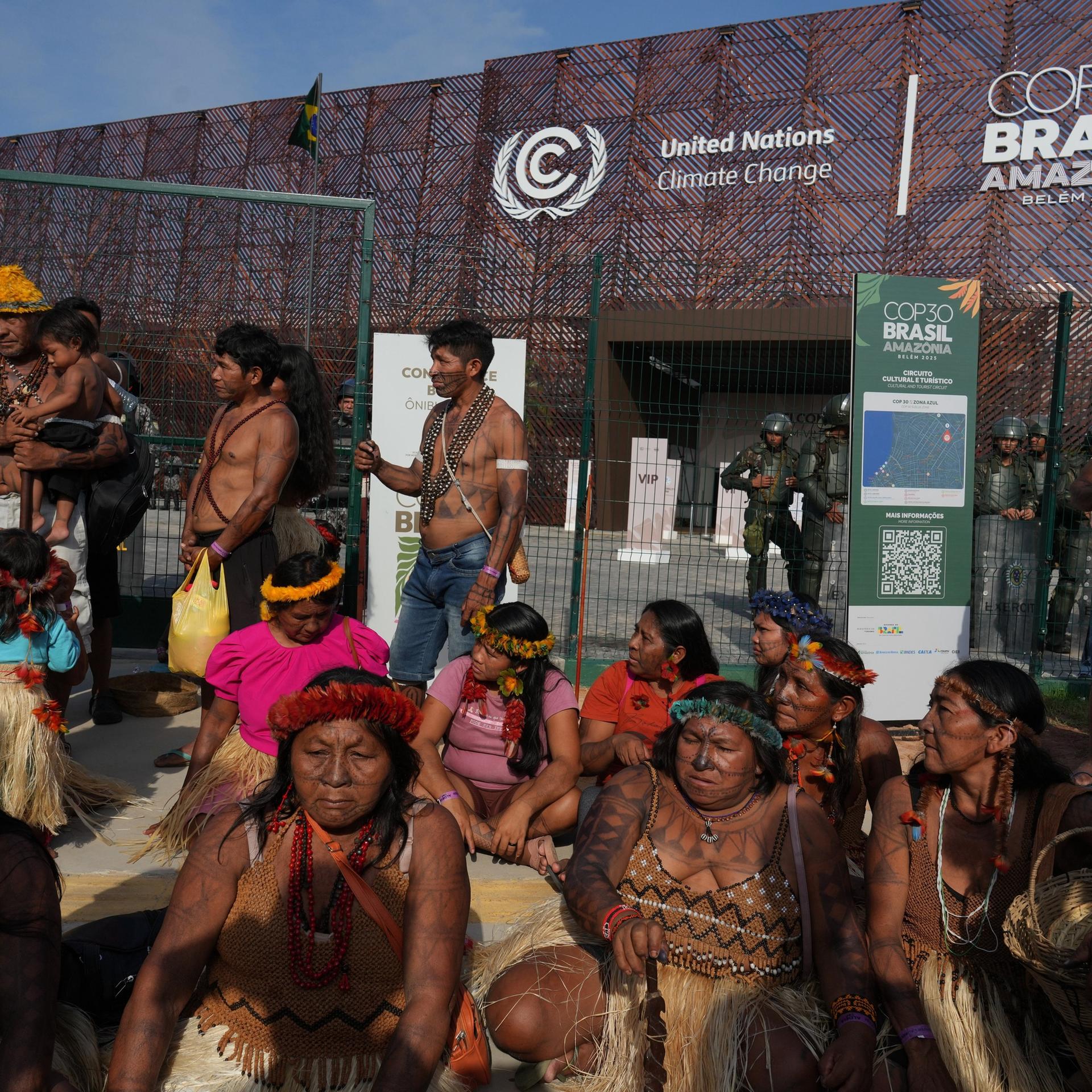 Indigene blockieren den Eingang des COP30-Gebäudes in Belem in Brasilien.